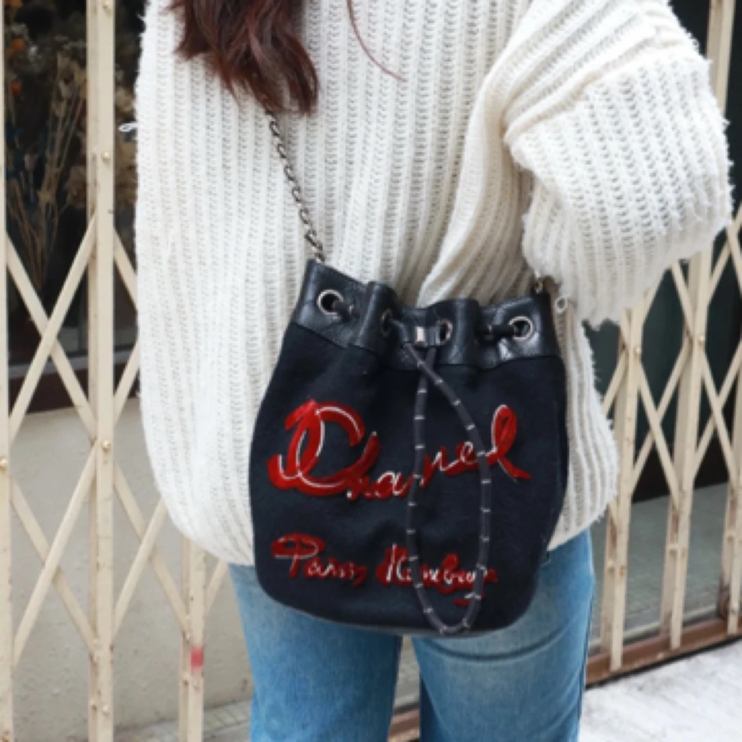 99新 Chanel/香奈儿 黑色毛绒水桶26开单肩包/74766 经典百搭时尚