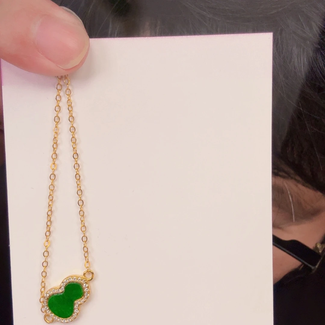 翡翠未镶嵌颈饰一件