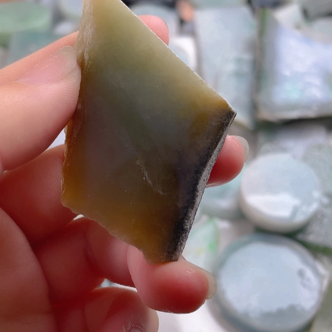 颈饰未镶嵌翡翠。