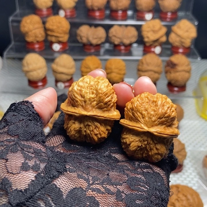 文玩核桃把件鬼脸铁蝴蝶67