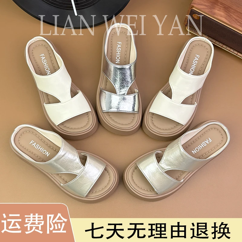 2025夏季新款厚底松糕跟中国韩版一字拖外穿女凉拖踩屎感孕妇拖鞋