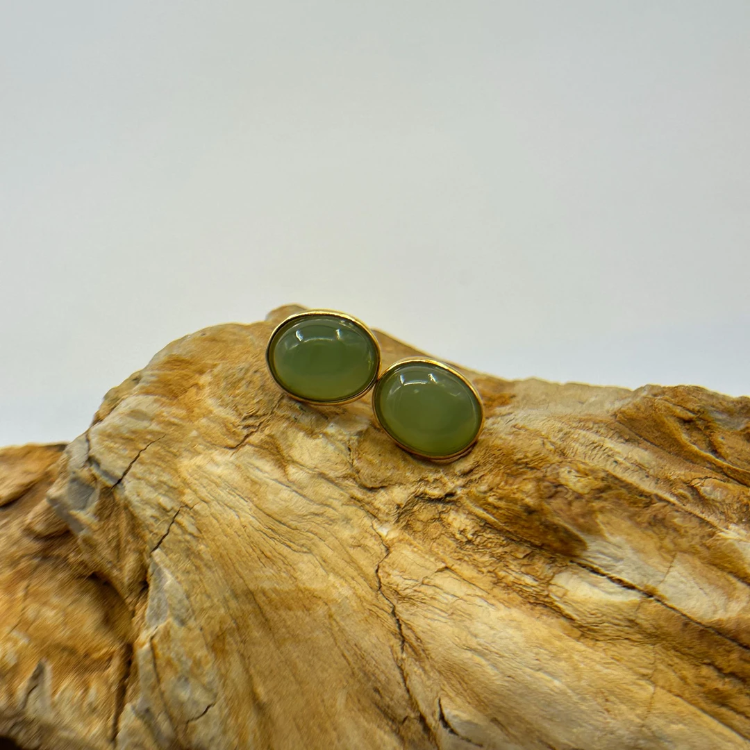 和田玉耳钉（青苹果绿猫眼效果）A33