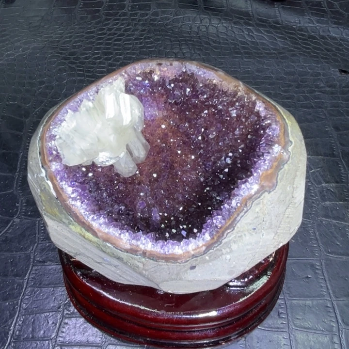 珠宝半成品水晶未镶嵌彩晶洞