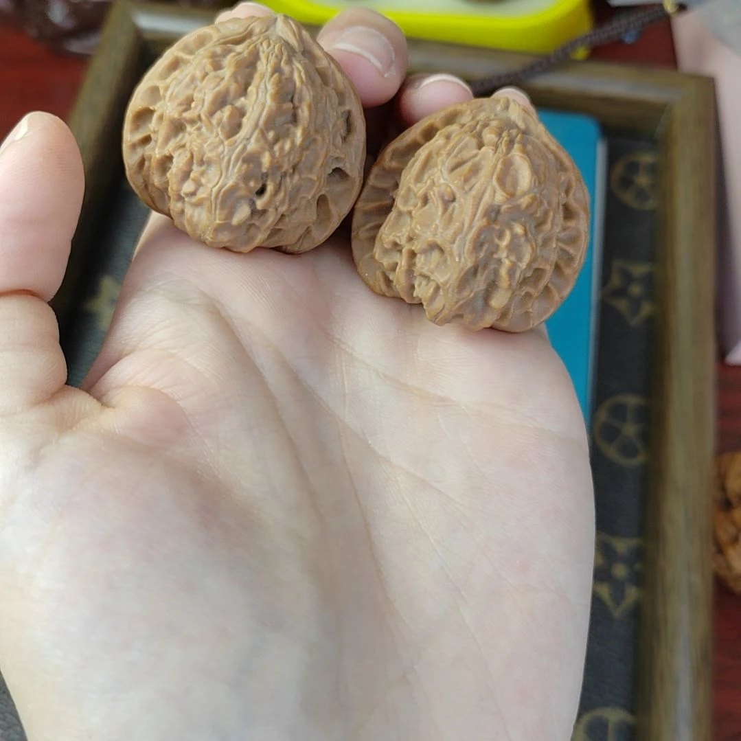 文玩核桃吊坠白狮子