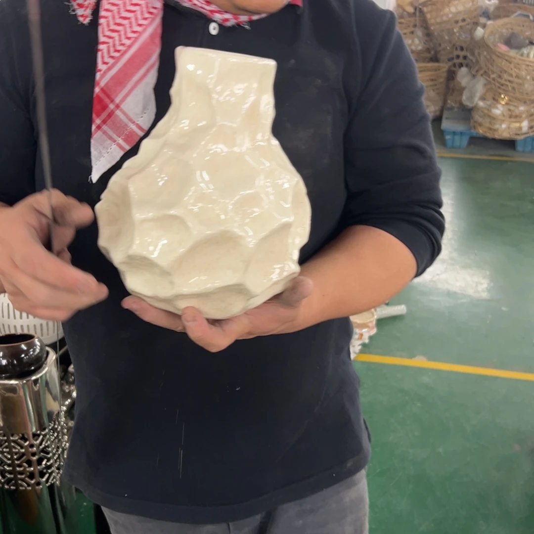 摆件76 号高中低温陶瓷瓶（部分微瑕）