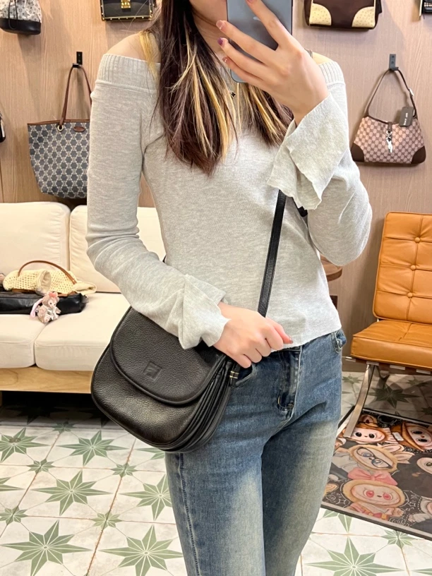 95新 BURBERRY/博柏利 K474简约时尚斜挎包轻便设计多功能单肩包