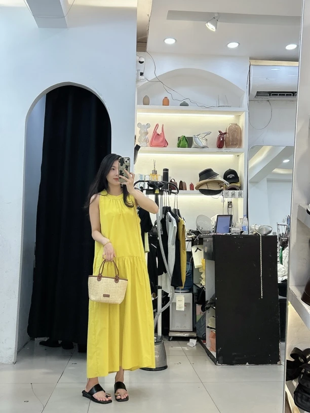 法式黄色挂脖露肩气质宽松长款夏季度假风连衣裙