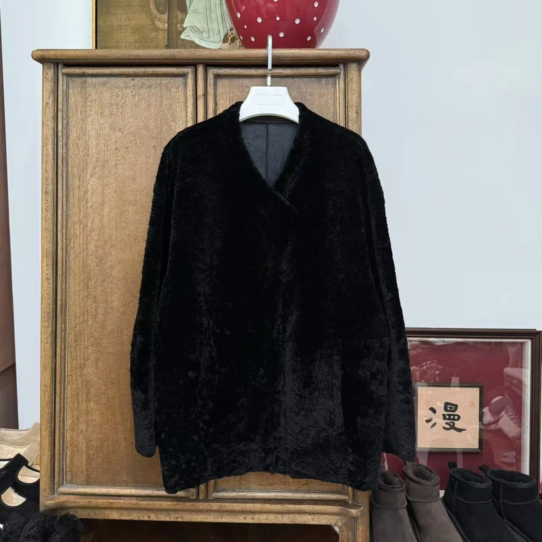 漫颜刘2024年冬季新款皮毛一体黑色皮草侧扣V领皮草上衣外套