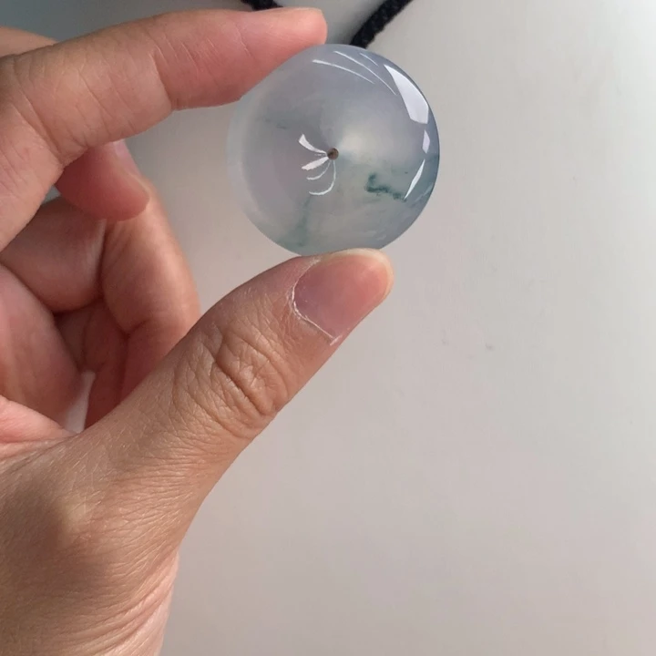 翡翠挂件未镶嵌…..