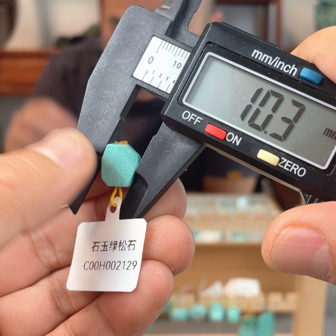 绿松石未镶嵌颈饰