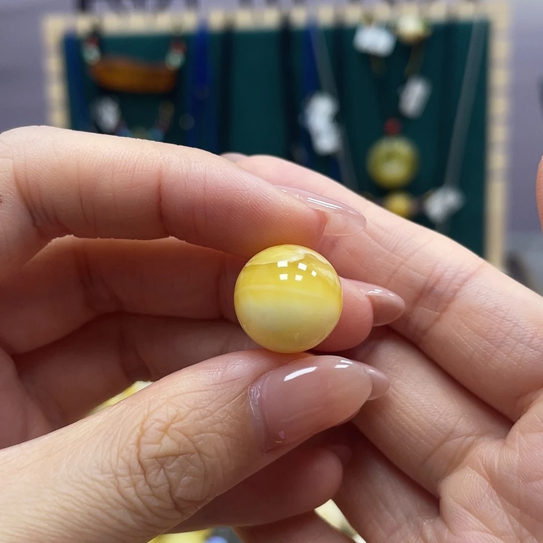 所***愿未镶嵌蜜蜡裸石14.5mm瑕疵