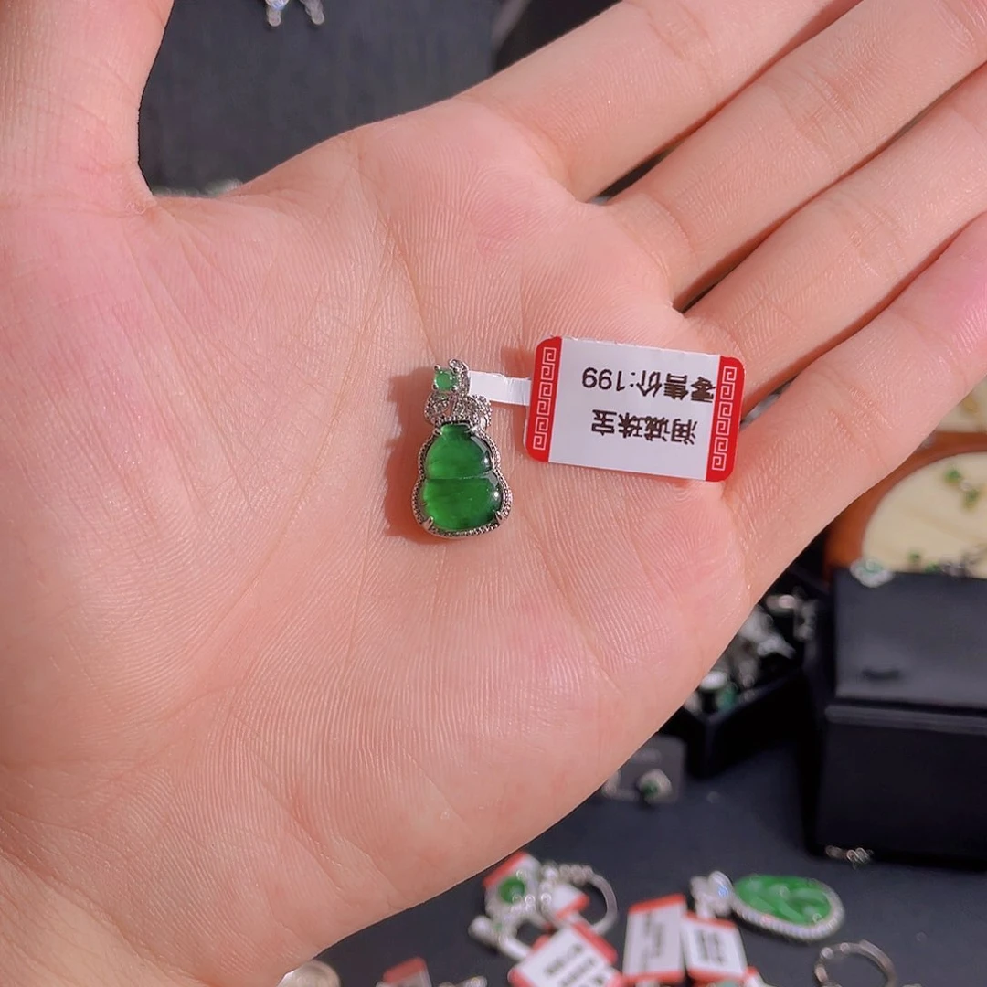 翡翠未镶嵌吊坠(赠链)