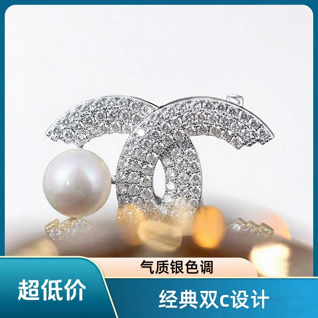 铜合成锆石胸针 轻奢气质宽字母双C胸针西装工装外套制服配饰胸针