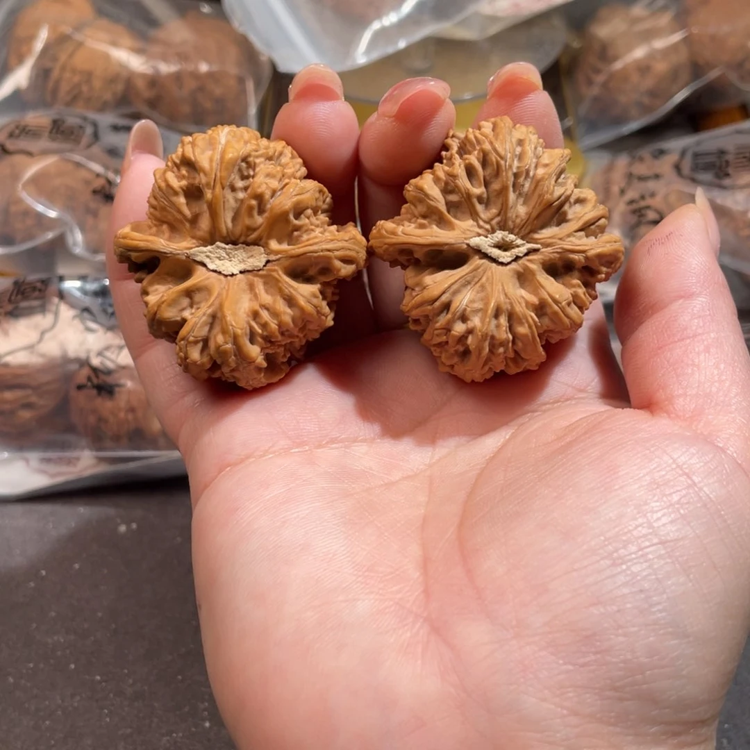 文玩核桃吊坠孤***狼41红宝石