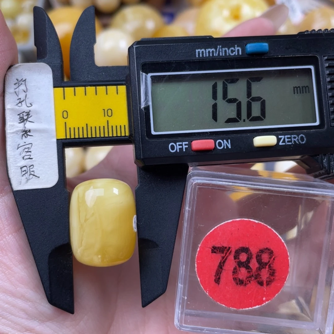 蜜蜡未镶嵌珠宝奇石