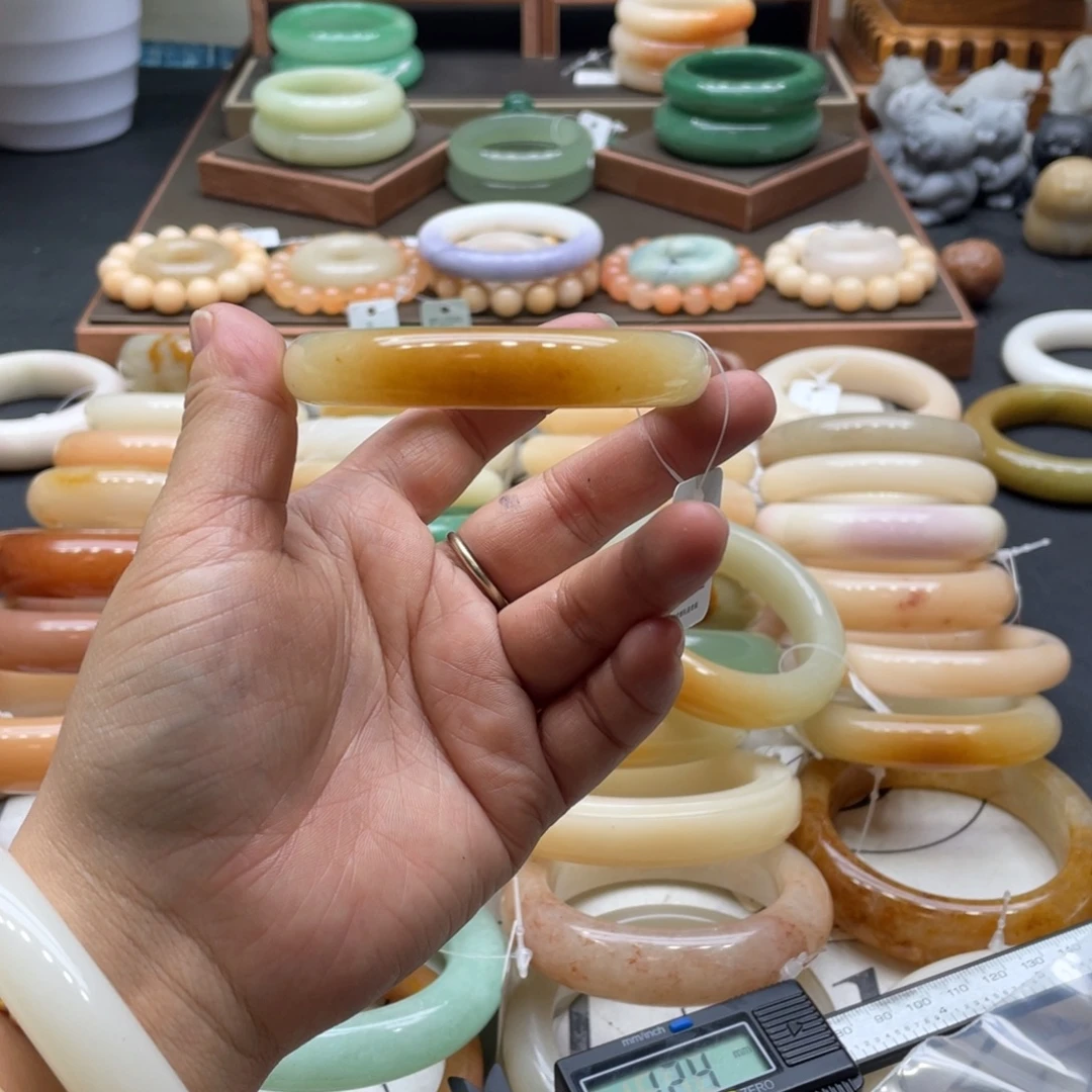 W****石英岩玉未镶嵌手镯