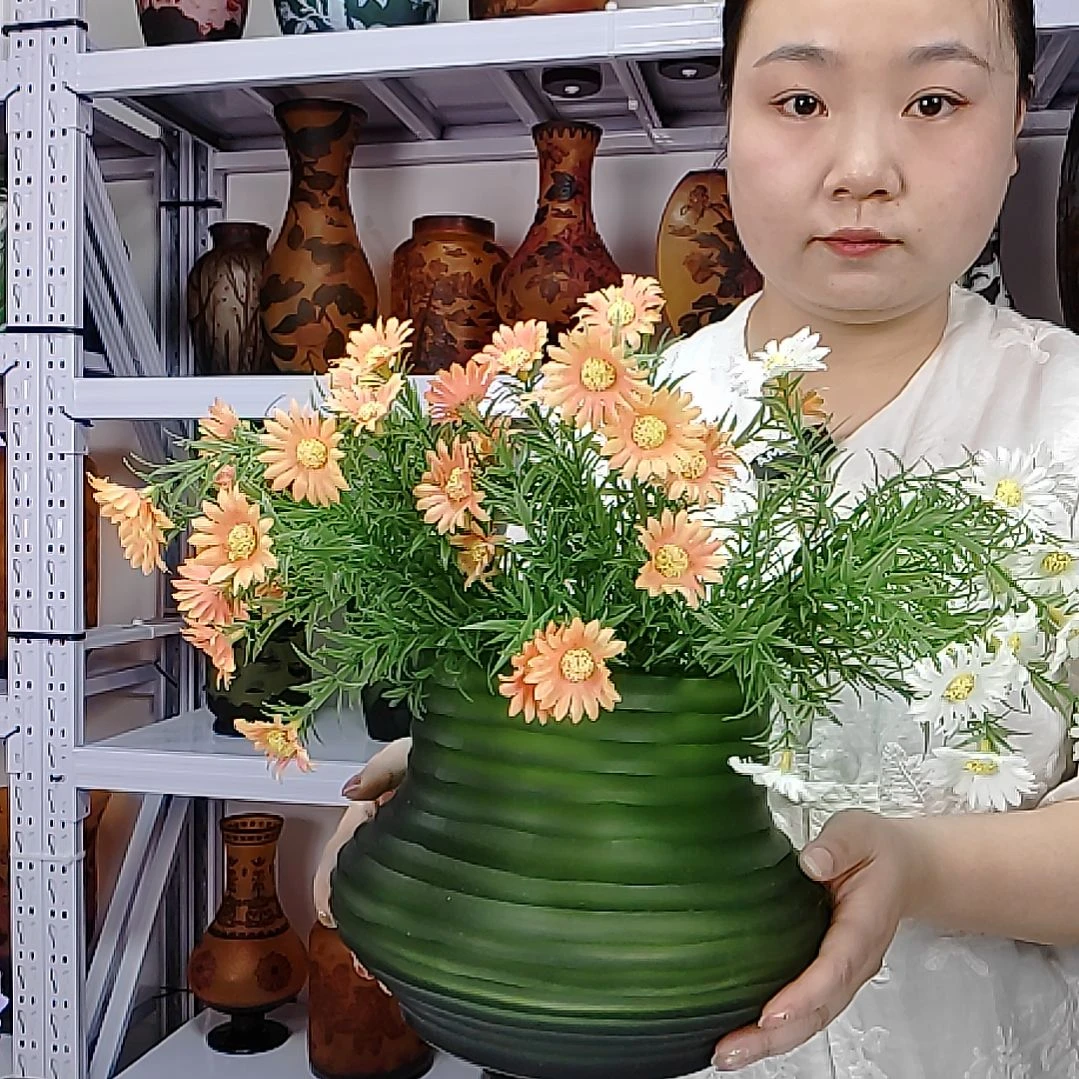 琉璃手工磨刻琉璃花瓶