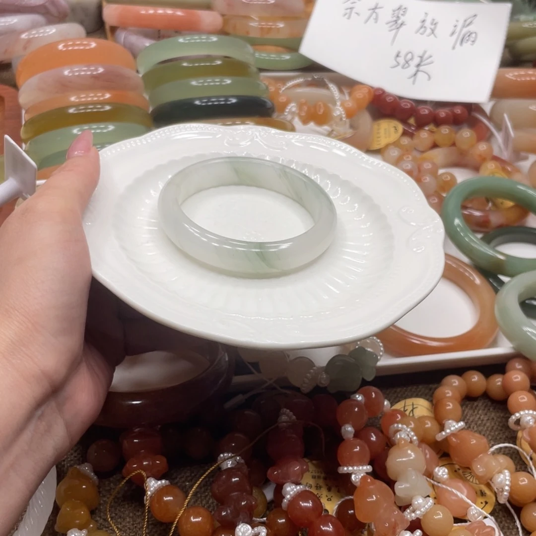 石英质玉手镯未镶嵌小**?