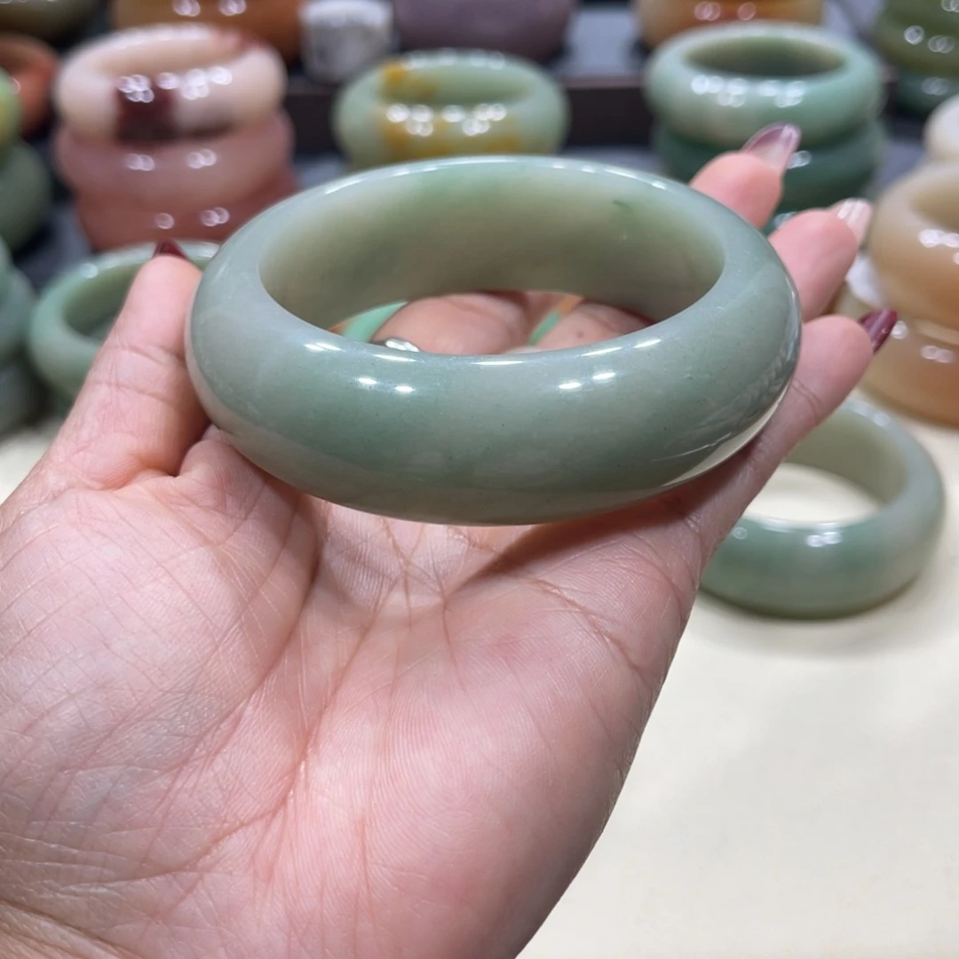 未镶嵌手镯石英岩玉