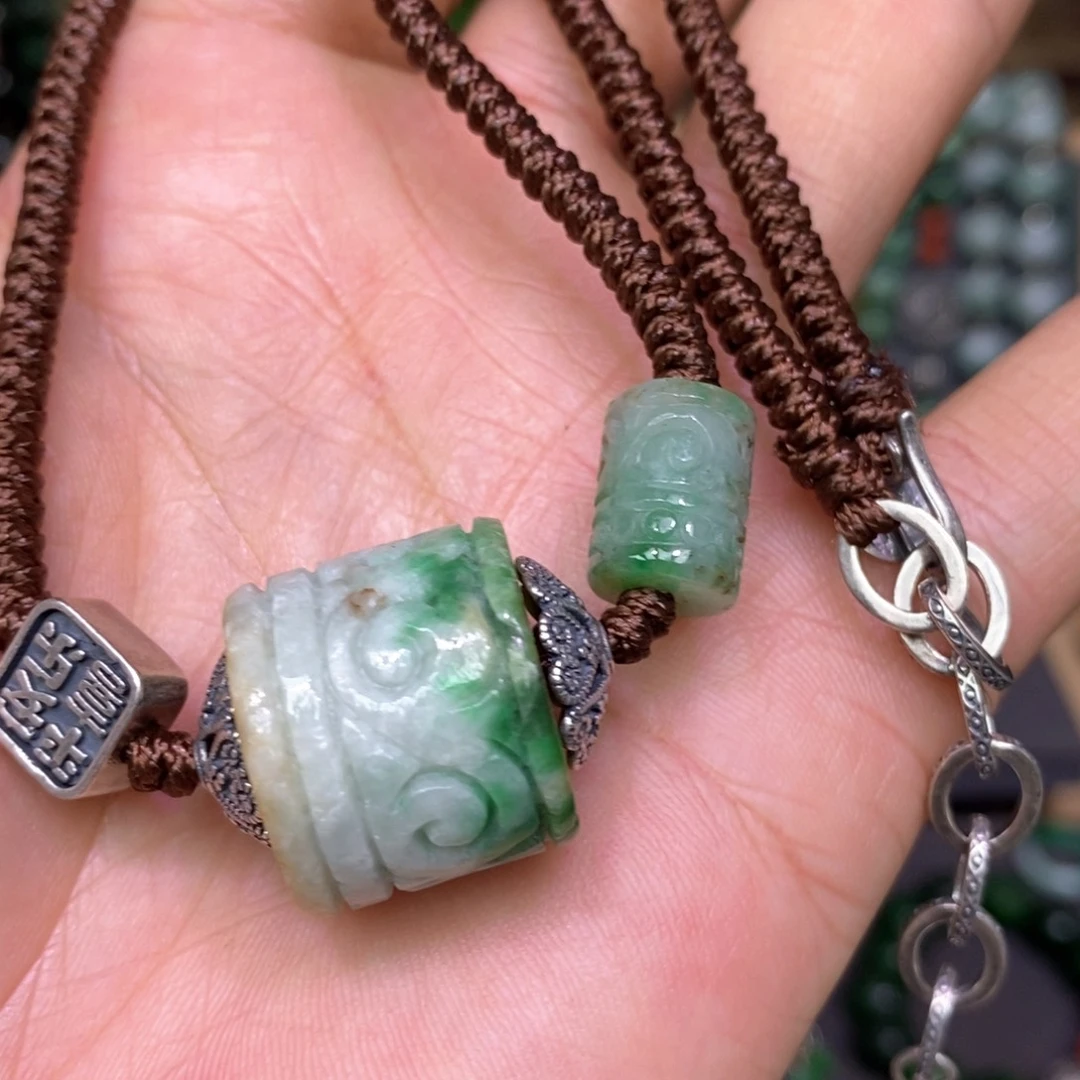 翡翠颈饰未镶嵌漂亮美眉