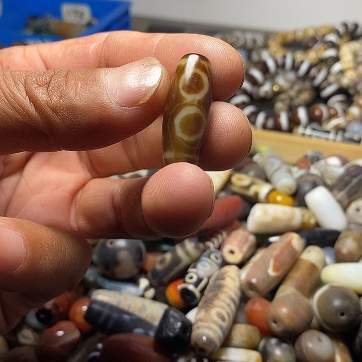 天然辰砂玛瑙珠子