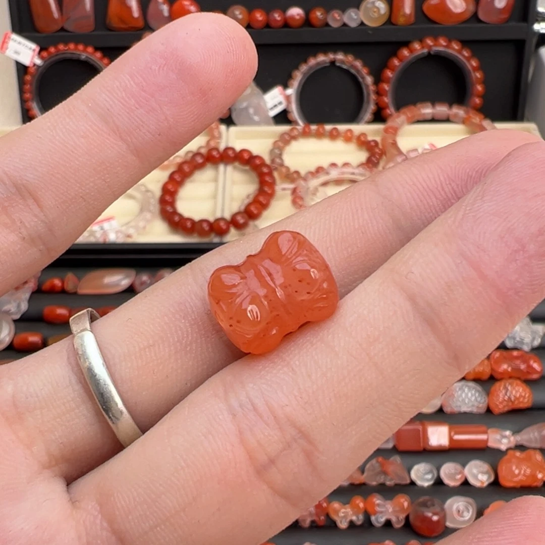 南红玛瑙未镶嵌颈饰并蒂莲