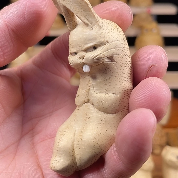 醉***妹竹竹根雕兔子手把件