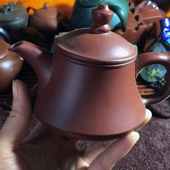 紫砂茶壶原矿泥料手工制作的紫砂壶。