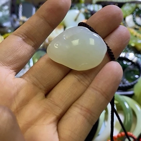 岫玉未镶嵌挂件一个