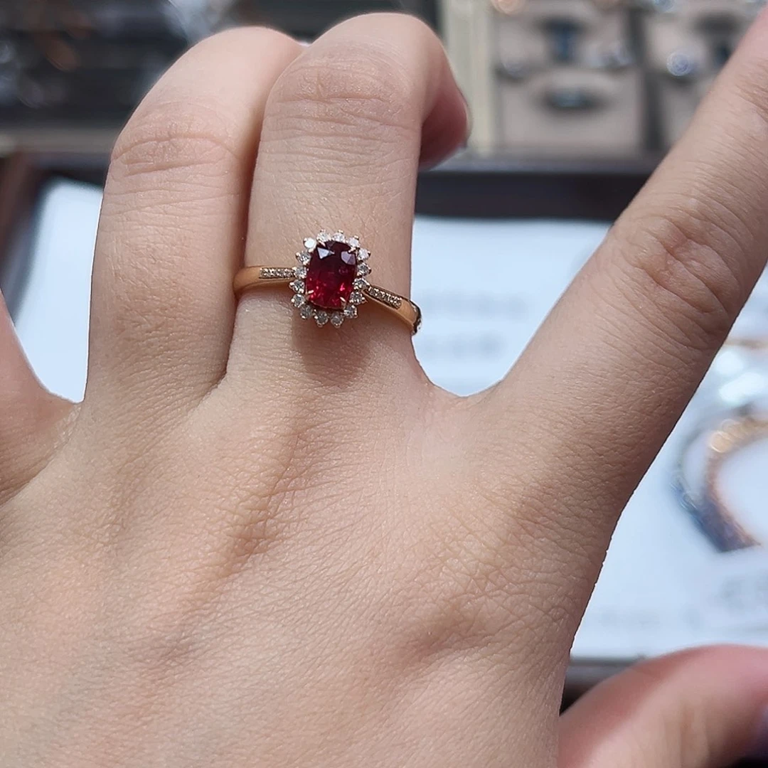 红宝石戒指18K金镶嵌