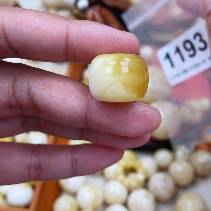 蜜蜡未镶嵌珠宝奇石20.2半山水