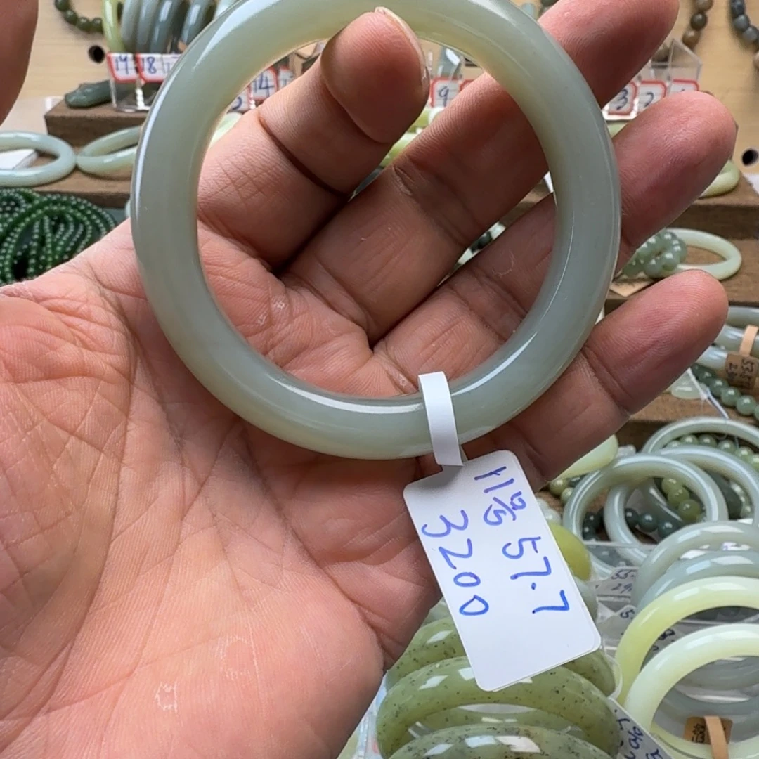 和田玉未镶嵌手镯