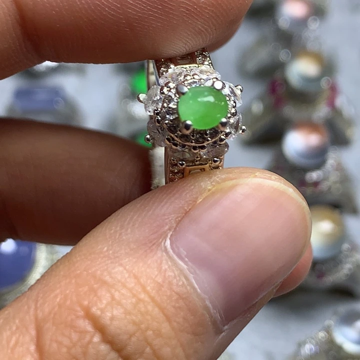 翡翠未镶嵌戒指铜托，卖裸石，需要二次镶嵌