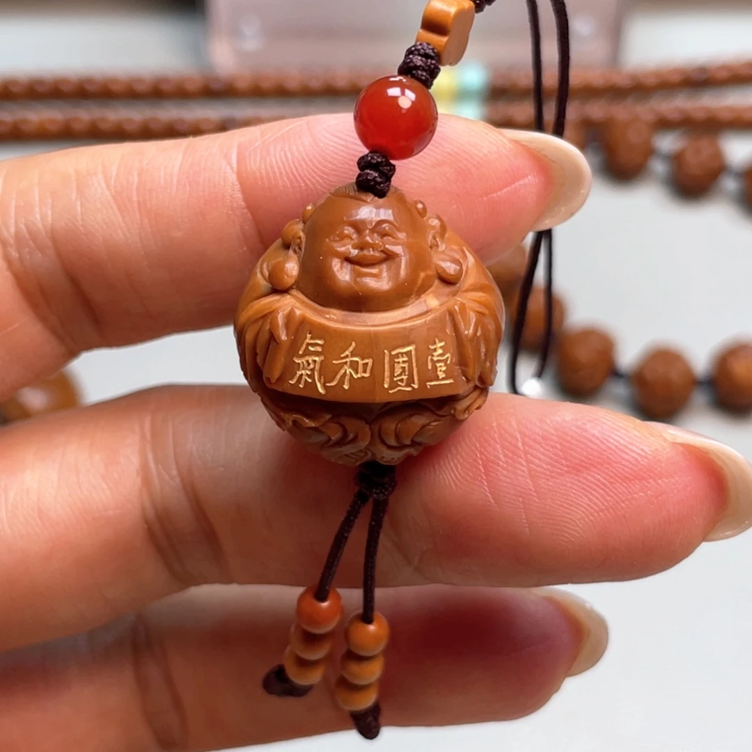 橄榄核吊坠一团和气