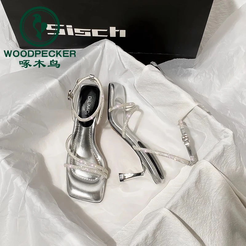 啄木鸟水钻高跟鞋细跟2025新款法式新款露趾一字带扣银色凉鞋女