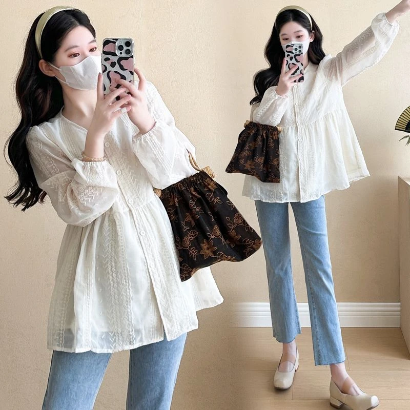 孕妇春装新款宽松时尚长袖减龄V领蕾丝刺绣小香风娃娃衫上衣潮