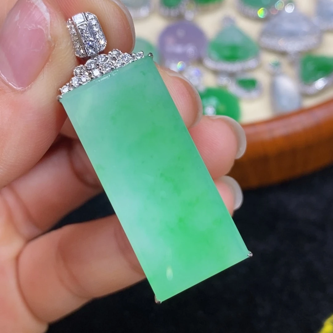 翡翠吊坠(赠链)18K金镶嵌