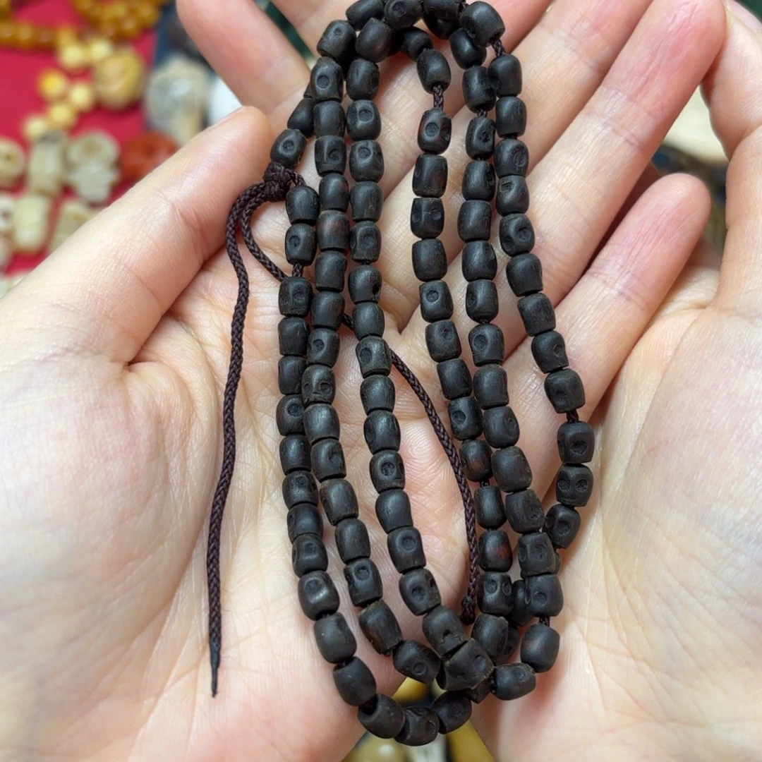 配饰和化妆等工序制作成了