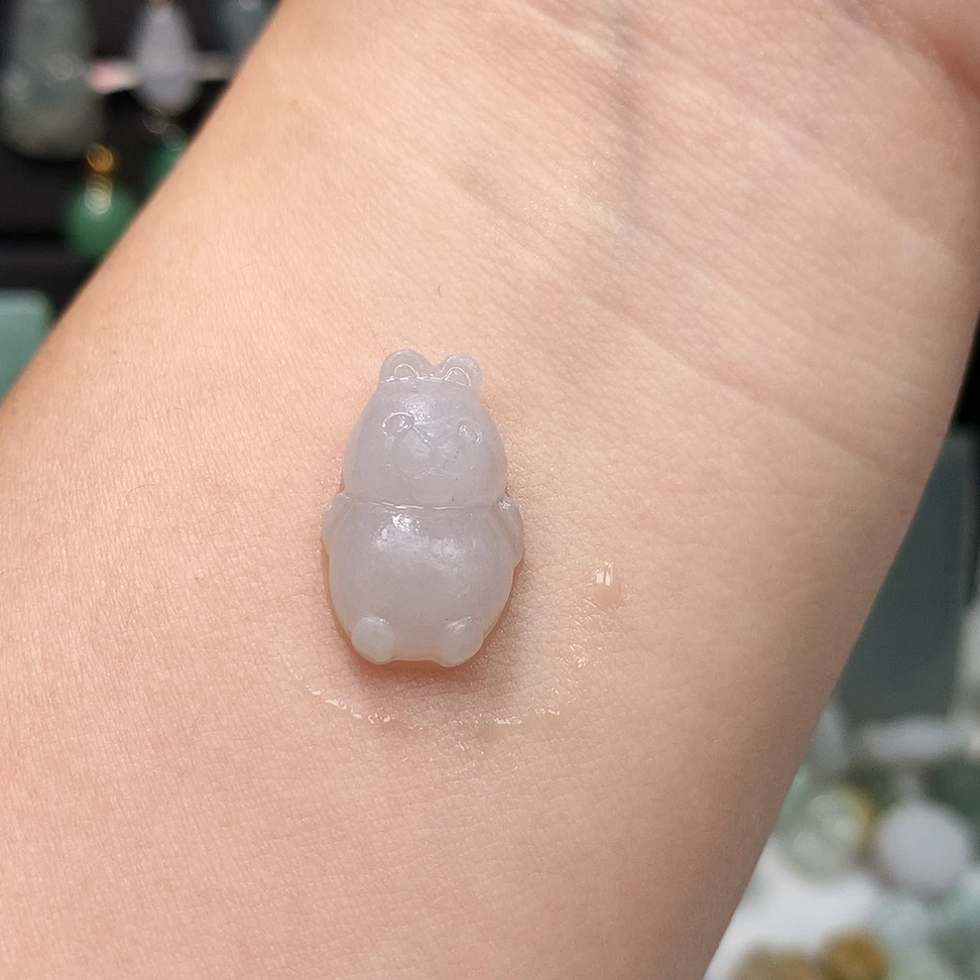 翡翠未镶嵌颈饰兔子