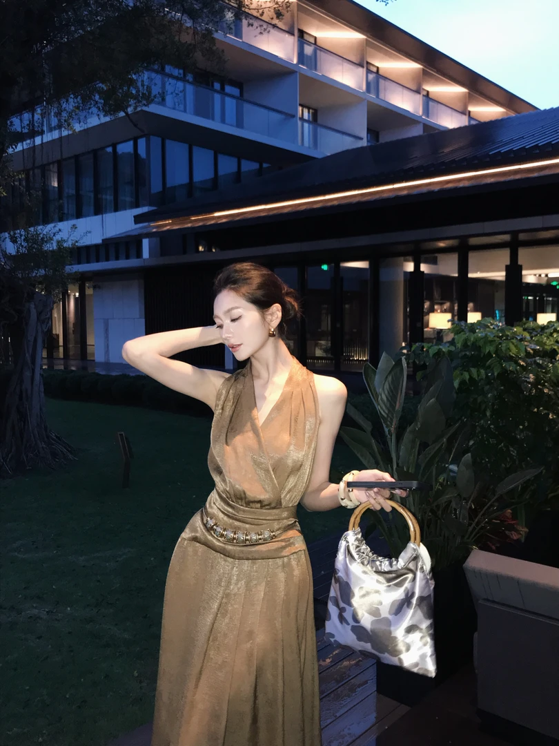 車車【西雅图】咖色挂脖小众设计感法式独特小礼服连衣裙CC50037