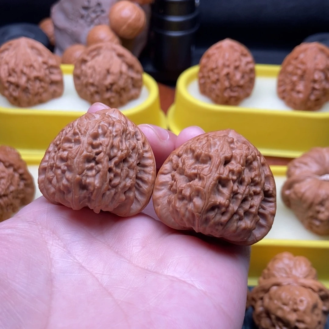 文玩核桃吊坠三角白