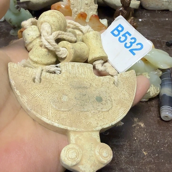 未镶嵌透闪石-蛇纹石玉颈饰