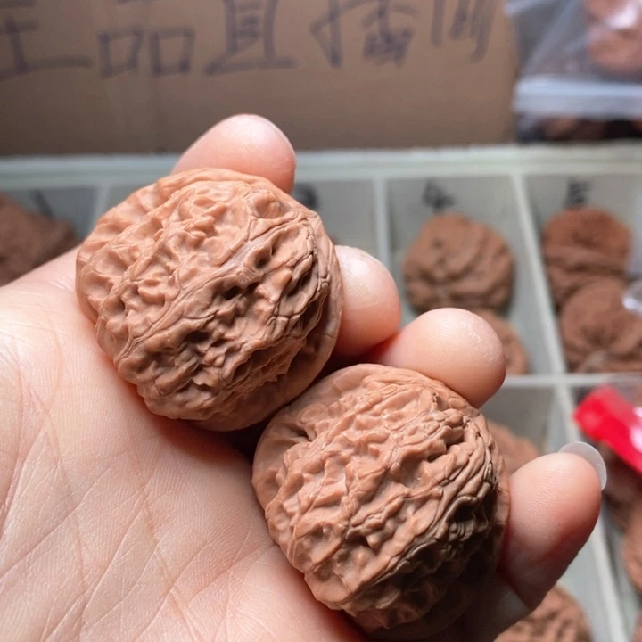 文玩核桃吊坠白狮子
