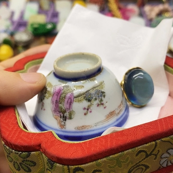 青花彩绘小主人杯子