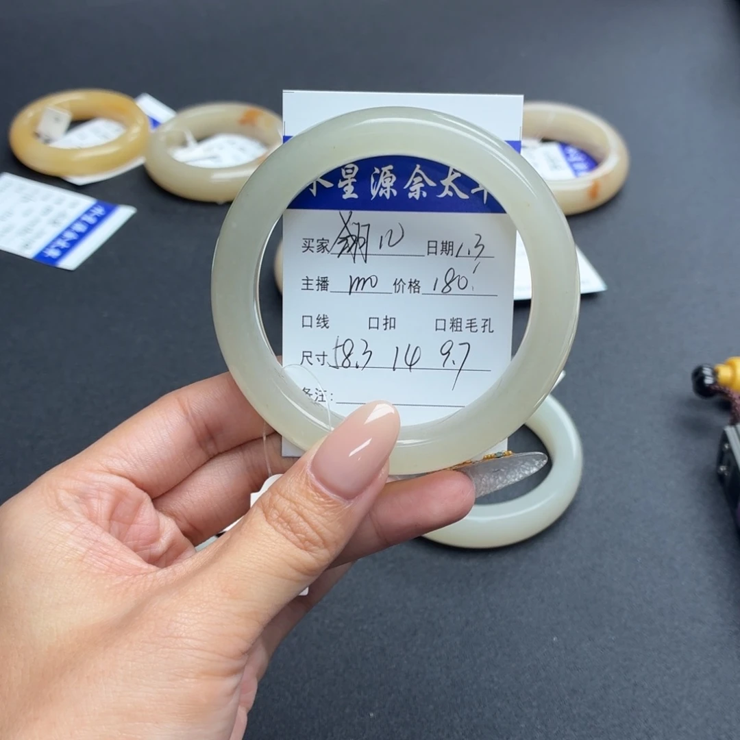 翎***ぺ石英岩玉未镶嵌手镯