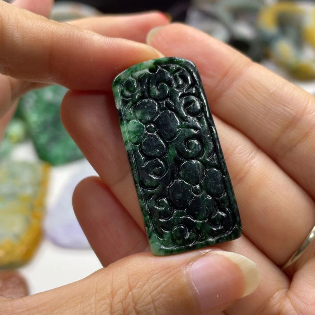 翡翠未镶嵌项圈?****育牌子