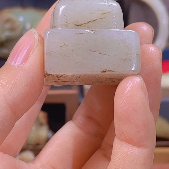 和田玉颈饰未镶嵌简*