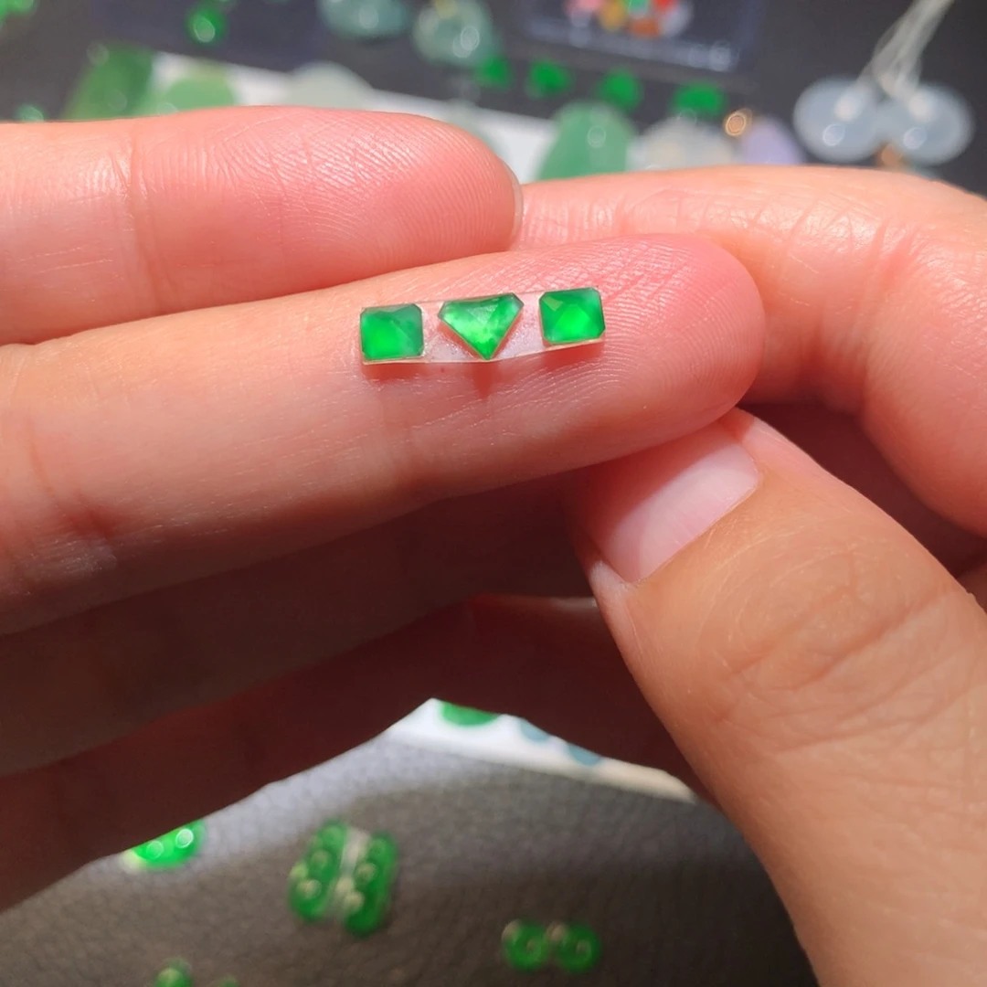 海***鬓翡翠未镶嵌颈饰切割