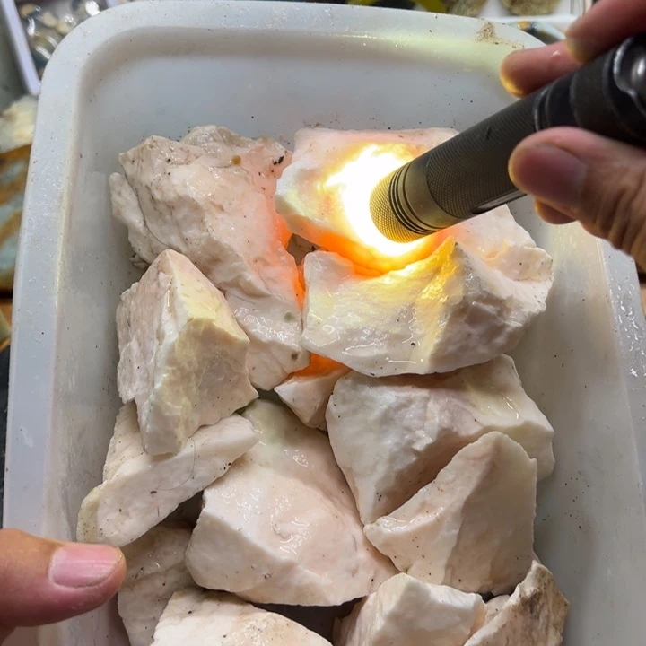 蛇纹石玉未镶嵌珠宝奇石