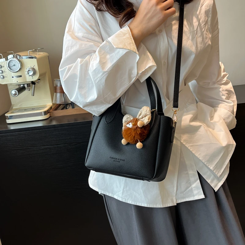 高级质感时尚手拎包包女2025新款潮百搭水桶包韩系潮流单肩斜挎包